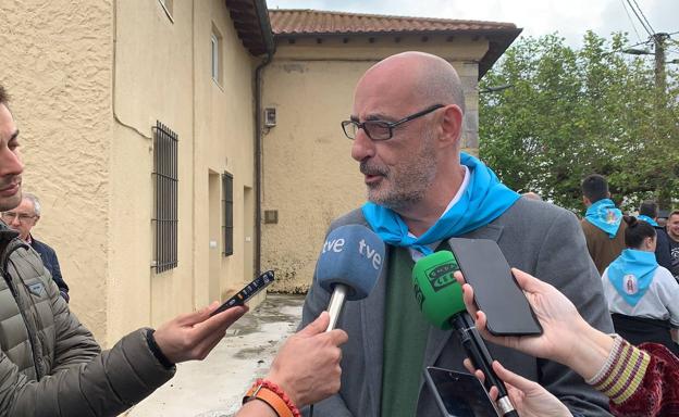 Félix Álvarez responde a las preguntas de los periodistas en la fiesta de la Virgen del Mar. 