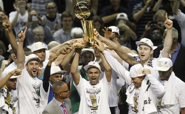 Tony Parker celebra el título conseguido con los San Antonio Spurs en 2014.