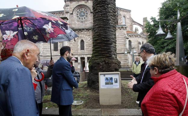 Imagen principal - Torrelavega recuerda la singular historia de las palmeras de la iglesia de la Asunción