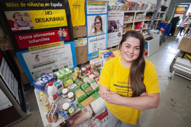 Laura Alonso, en el almacén del Banco de Alimentos Infantiles, en Mercasantander. 