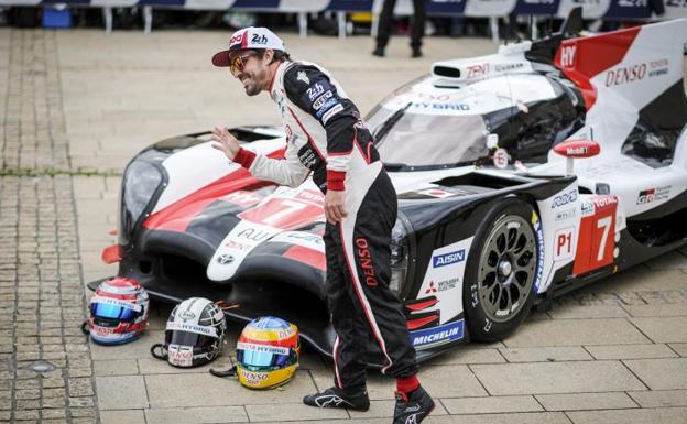 Fernando Alonso, junto a su Toyoya en Le Mans. 