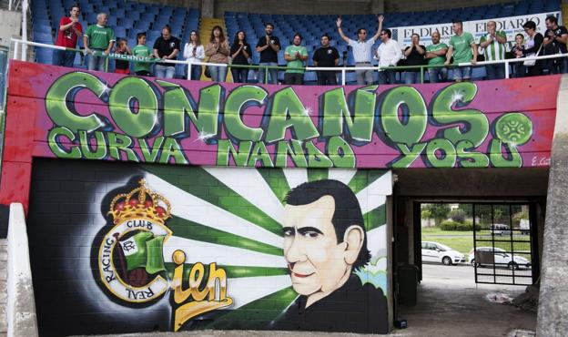 El mural homenaje a Nando Yosu, en julio de 2014, durante el acto de inauguración.