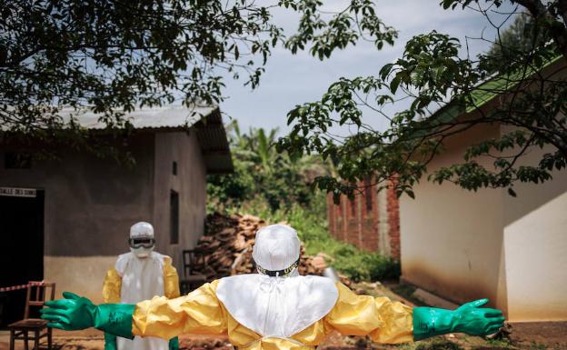Descontaminación de un profesional sanitario que lucha contra el ébola en el Congo. 
