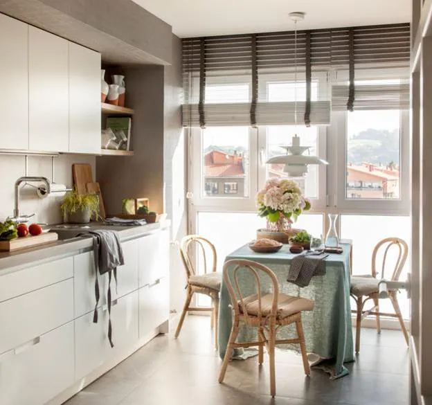 Una cocina en blanco con todos los detalles.