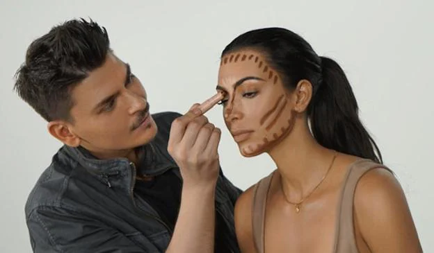 El maquillado en pleno proceso de 'contouring' con Kim.
