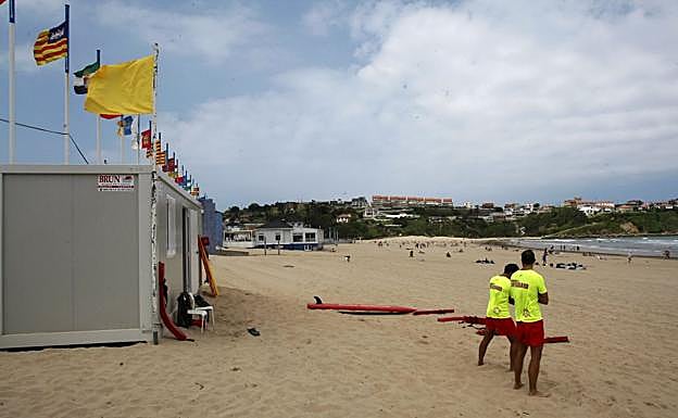 Socorristas de Aunar Group, el pasado verano, prestando el servicio en la playa de La Concha en Suances. 