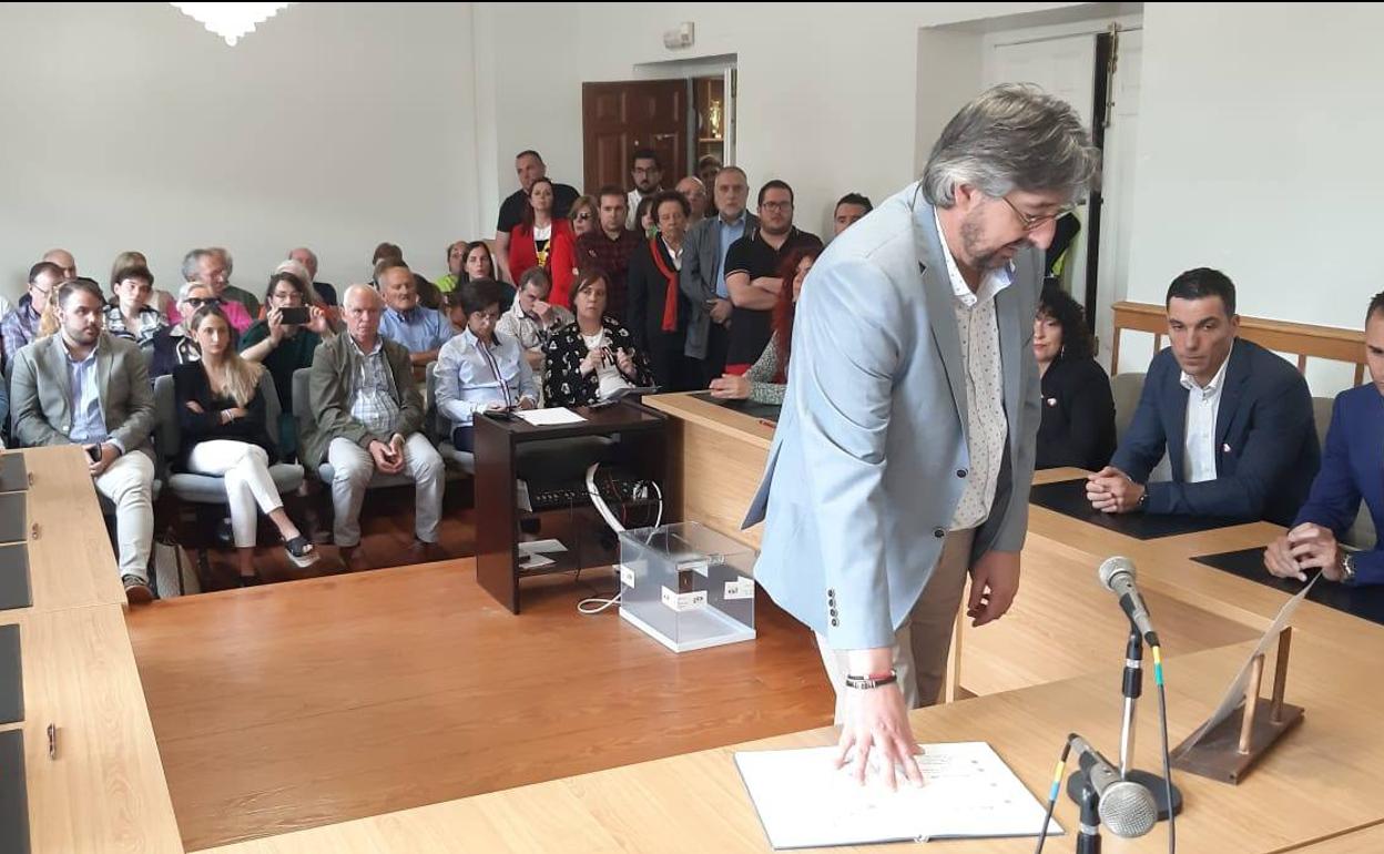 Consumado el pacto PRC-PP que convierte a Argumosa en el primer alcalde regionalista de Los Corrales