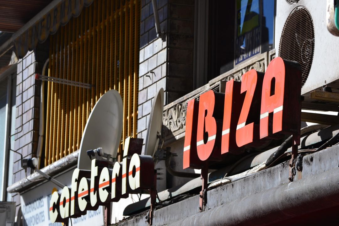 Rótulo de Cafetería Ibiza en Santander, de finales de los años 70. Desaparecido.