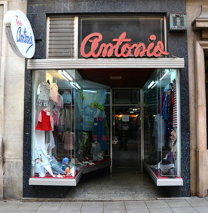 Rótulo de Tejidos Antonio en Santander, de 1944. Permanece.