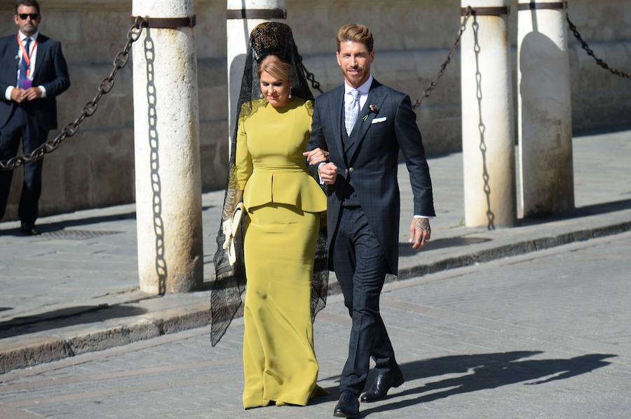 El futbolista Sergio Ramos llega a la catedral de Sevilla junto a su madre.
