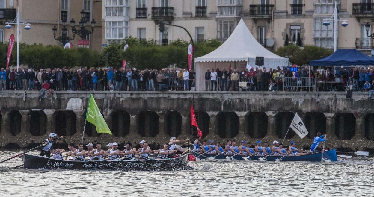 Pedreña y Astillero reman durante la Bandera Bansander que se disputó ayer en aguas de la bahía santanderina. 
