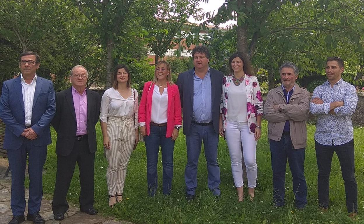 Gastón Gómez, en el centro, posa junto a los otros siete concejales del Partido Popular tras el pleno de formación del Ayuntamiento de Santa María de Cayón.