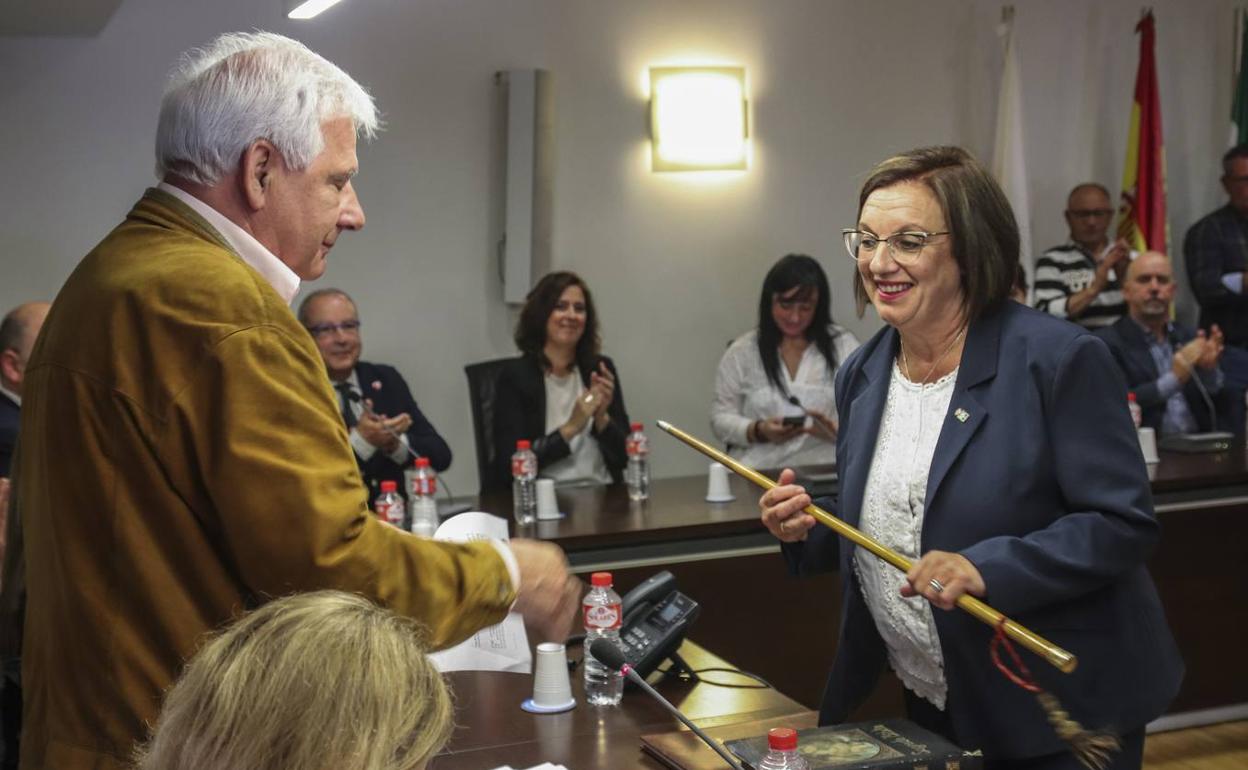 Momento en el que Charo Losa recibe el bastón de la Alcaldía de manos del líder de Hacemos Laredo y exalcalde socialista, Juan Ramón López Revuelta.