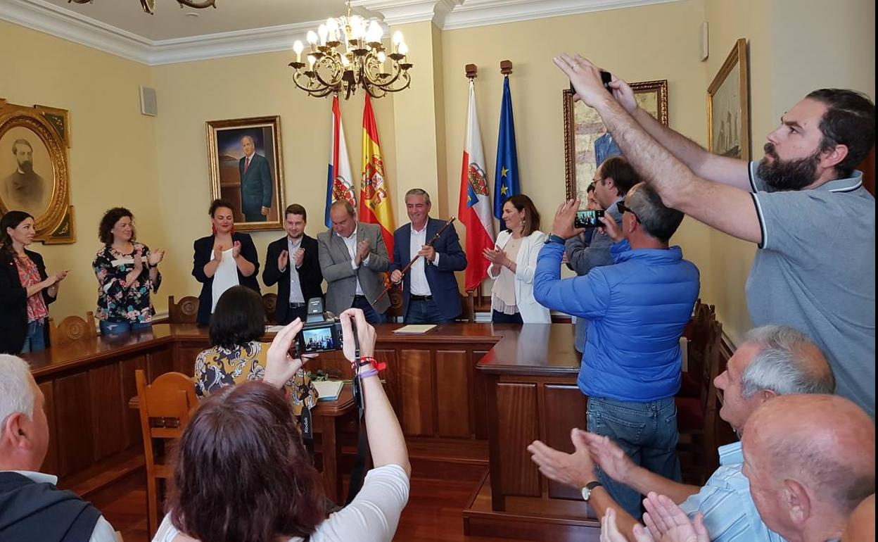 Momento en el que Andrés Ruiz Moya recibe el bastón de mando.