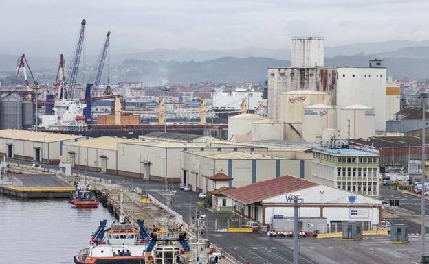 Instalaciones de la Zona Franca en el Puerto de Santander, con los viejos silos en la parte derecha de la imagen. 