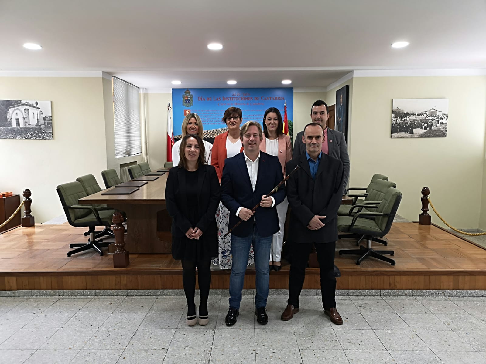 Pablo Diestro, en el centro, con su bastón de mando y acompañado por los otros siete concejales del PRC.