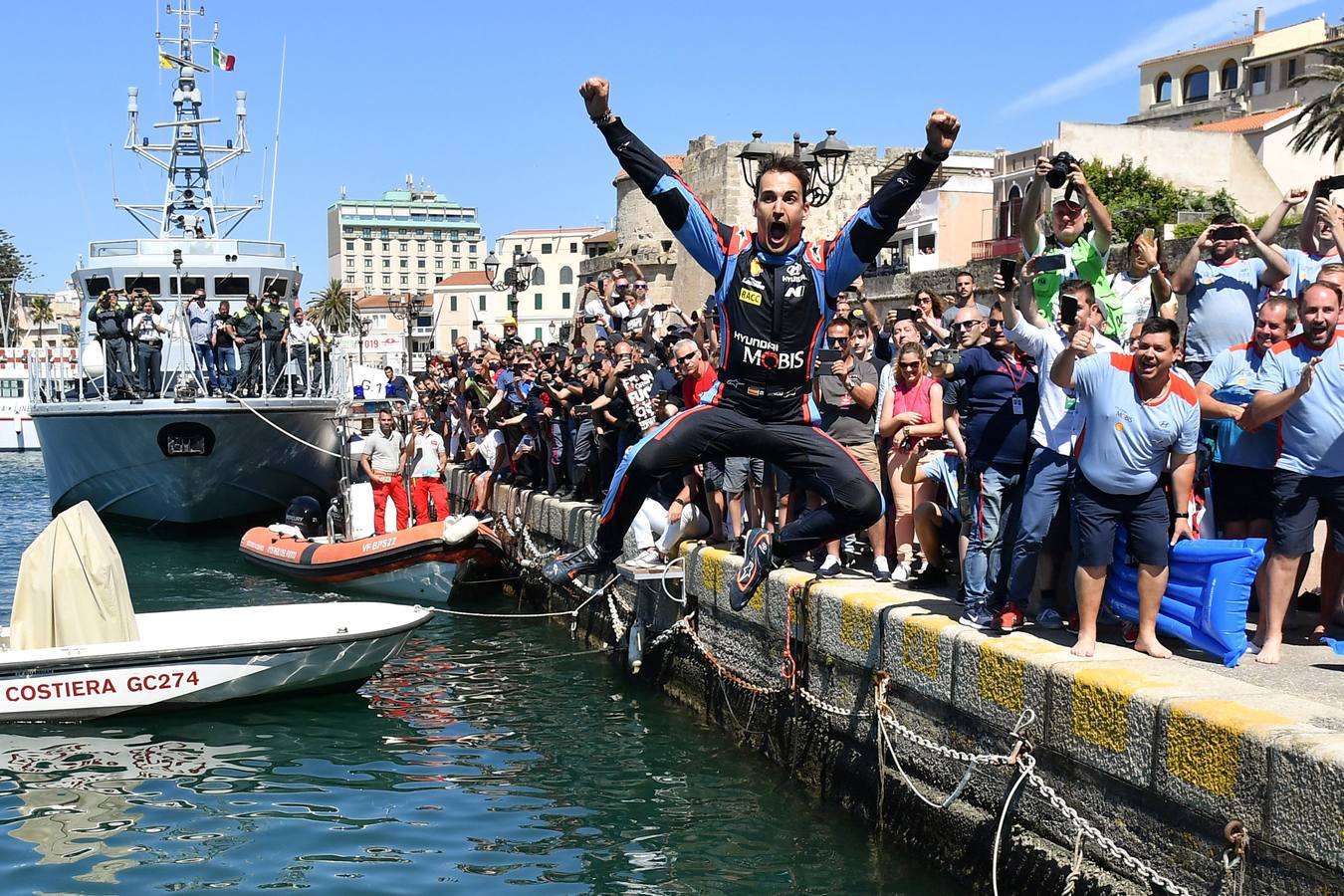 El español Dani Sordo (Hyundai) conquistó este domingo el Rally de Cerdeña luego de aprovechar un problema mecánico del estonio Ott Tänak (Toyota) en la última especial