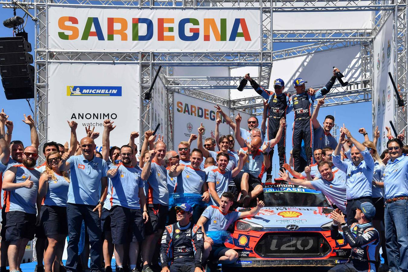 El español Dani Sordo (Hyundai) conquistó este domingo el Rally de Cerdeña luego de aprovechar un problema mecánico del estonio Ott Tänak (Toyota) en la última especial