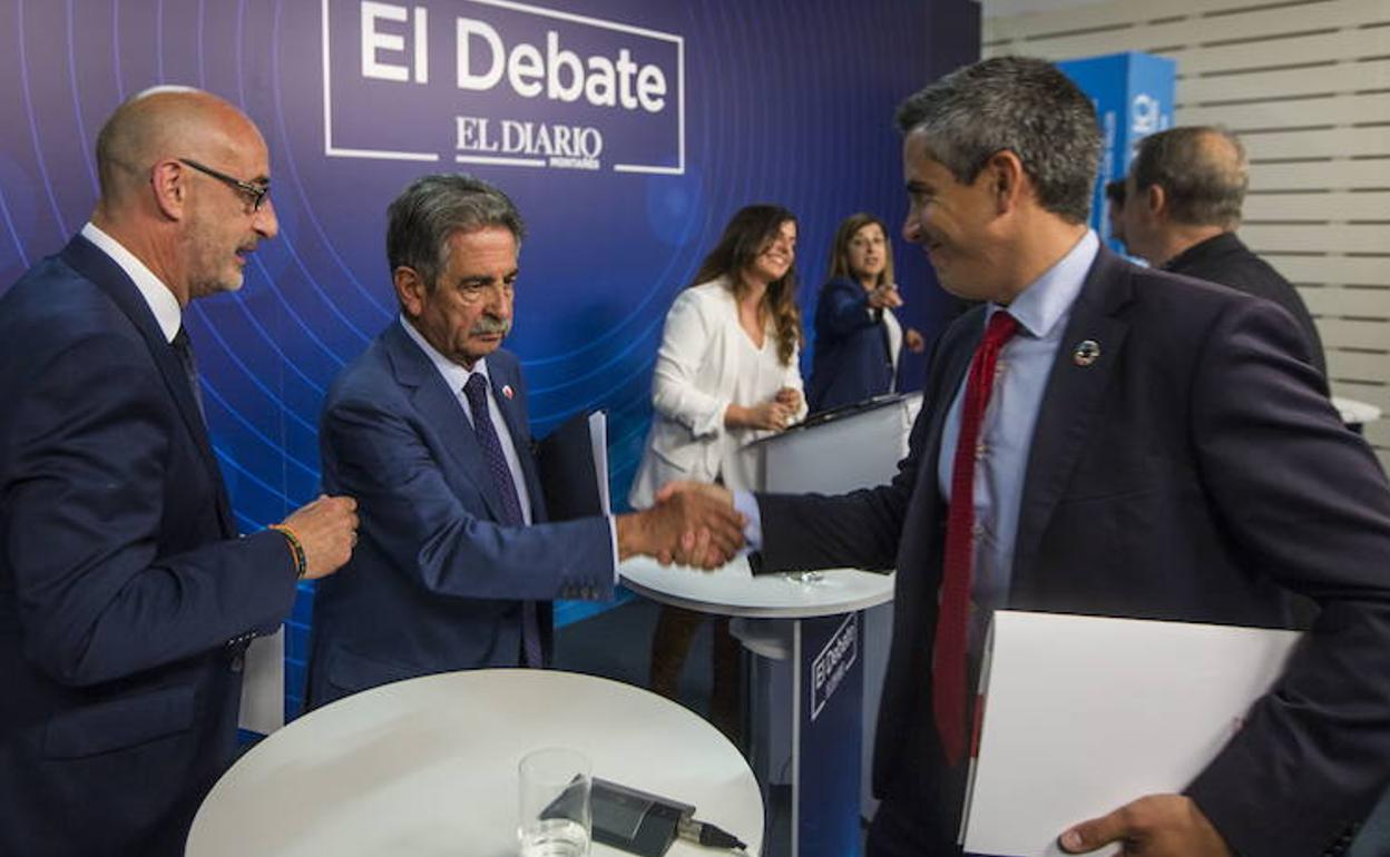 Miguel Ángel Revilla estrecha la mano a Pablo Zuloaga en el debate de El Diario. 