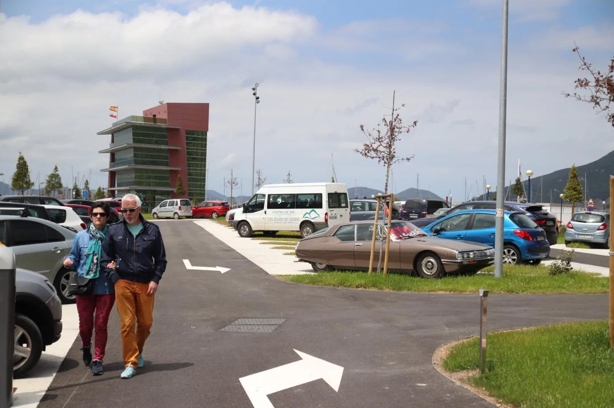 Dos usuarios salen del nuevo aparcamiento, con capacidad para 75 coches y que es gratuito.