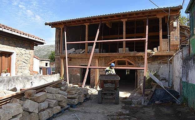 Obras de reconstrucción de la casona que albergará el futuro auditorio de San Felices.