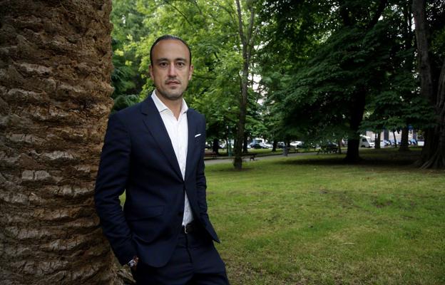 El nuevo alcalde de Torrelavega, Javier López Estrada, posa en un rincón del parque Manuel Barquín. 