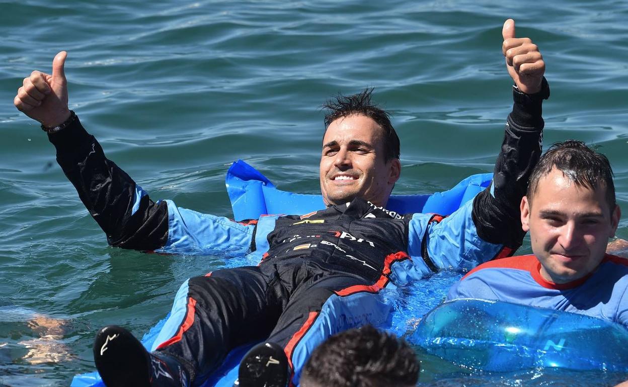 Dani Sordo se dio un baño en el puerto de Alghero para celebrar su triunfo en Cerdeña.