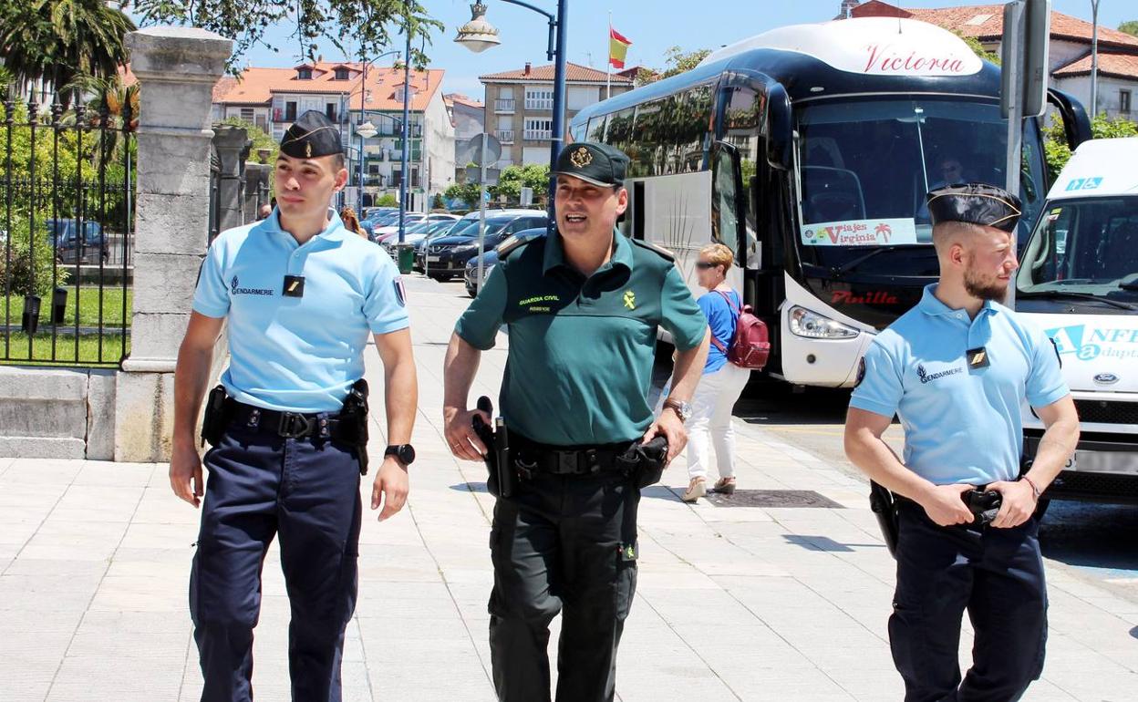 Patrulla conjunta de Guardia Civil y gendarmes franceses.