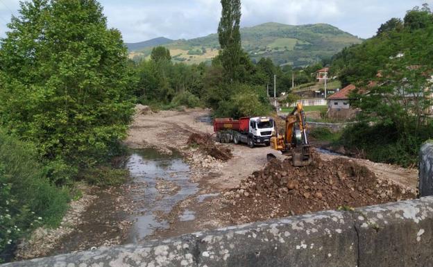 Limpieza a fondo del río Los Llares para evitar inundaciones