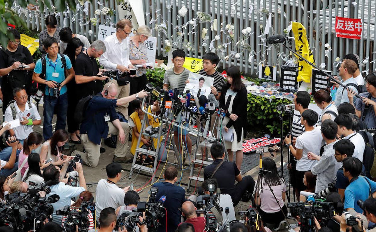 El líder estudiantil Joshua Wong anuncia más movilizaciones en Hong Kong tras salir de prisión.