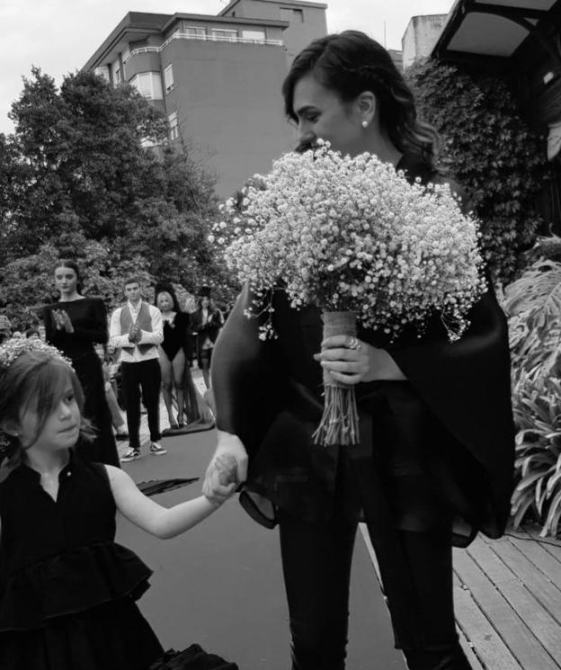 La diseñadora Ana Sotorrío Varela recibió unas flores en el carrusel final.