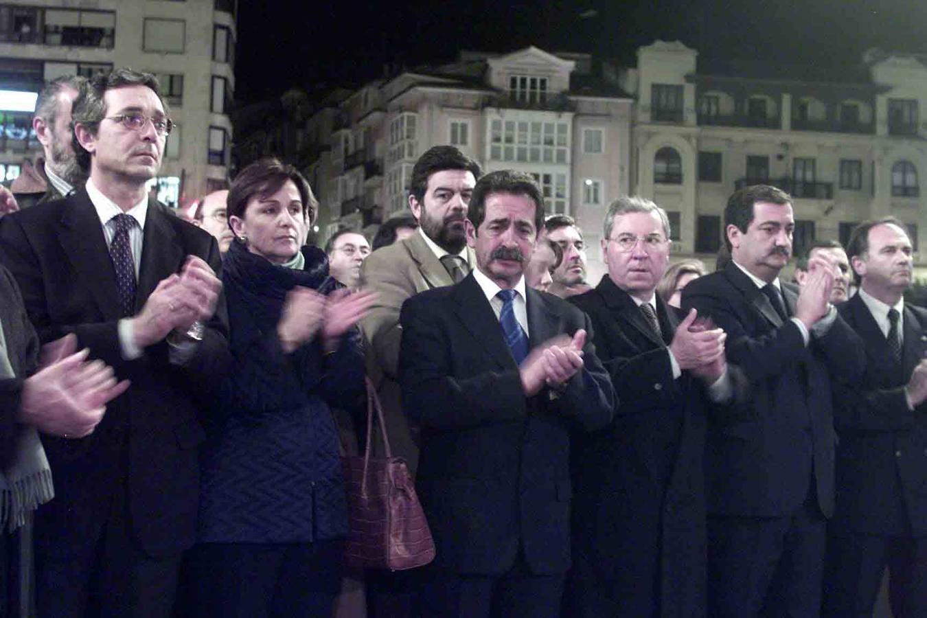 Año 2004. Atentados terroristas del 11-M, en Madrid. Concentración en la plaza del Ayuntamiento de Santander contra el terrorismo y en solidaridad con las familias de las víctimas.