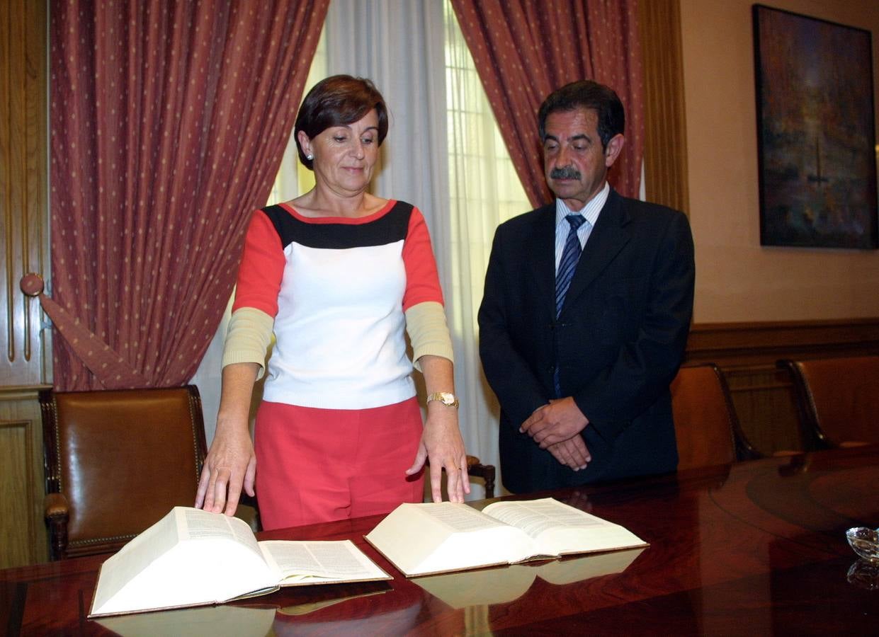 Año 2003. Gorostiaga, jura su cargo como consejera de Relaciones Institucionales y Asuntos Europeos, ante el presidente regional, Miguel Angel Revilla.