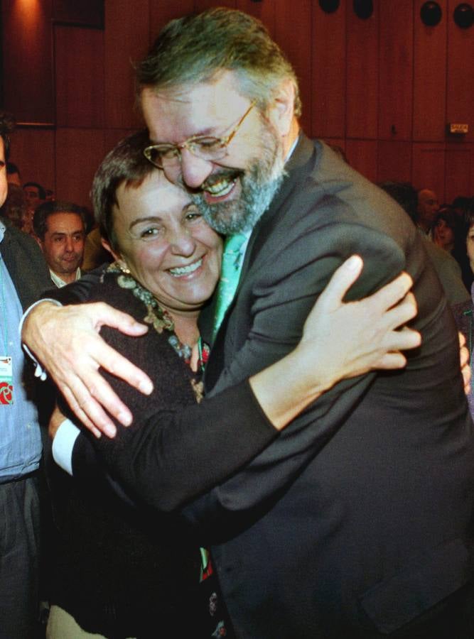 Año 2000. Dolores Gorostiaga fue elegida Secretaria General del PSC/PSOE, durante el noveno Congreso Regional del partido. Gorostiaga sustituyó a Jaime Blanco, por quien es felicitada, tras ocupar este el cargo durante los últimos veinte años.