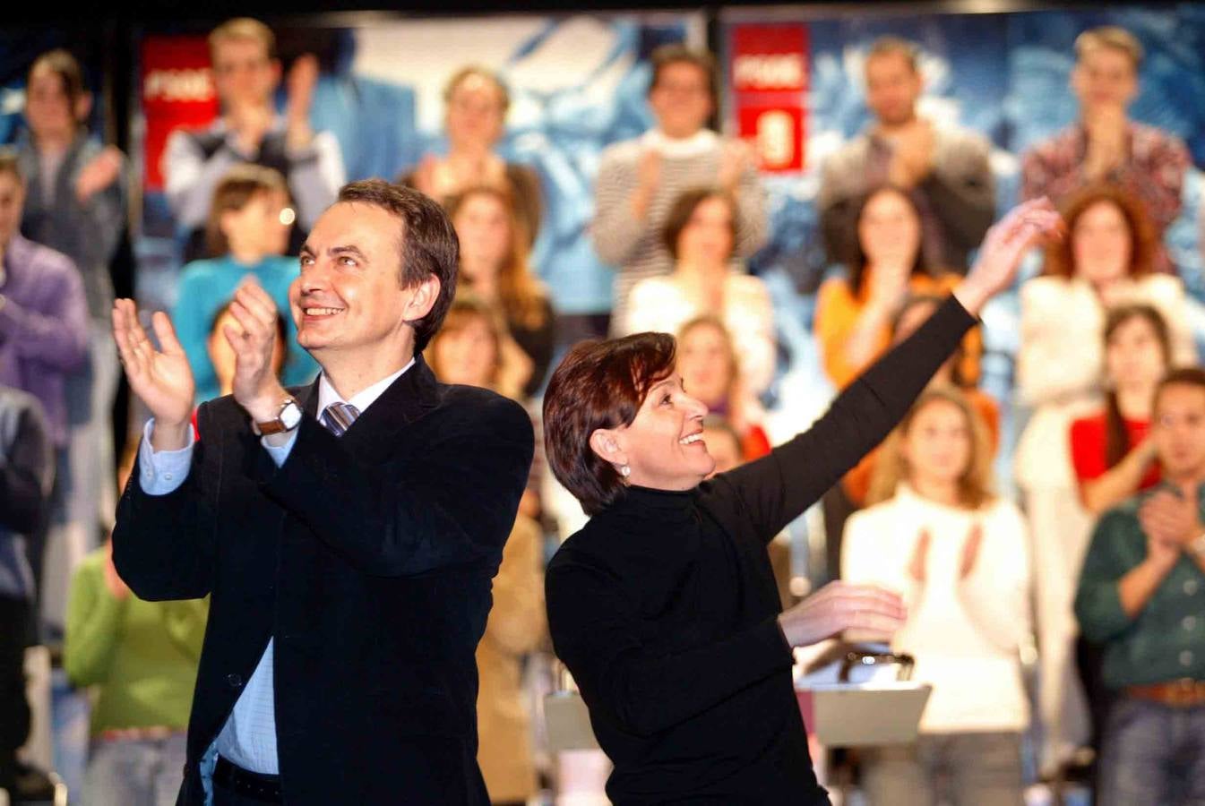 Año 2004. José Luis Rodríguez Zapatero y Dolores Gorostiaga, en un acto socialista en Santander.