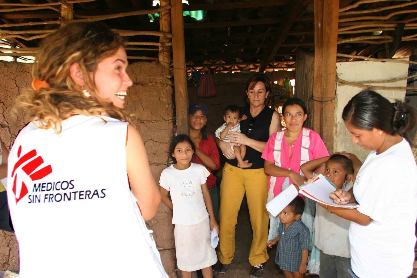 Año 2005. El proyecto de Médicos sin Fronteras en Olopa (Guatemala), con financiación cántabra, recibió la visita de Dolores Gorostiaga.