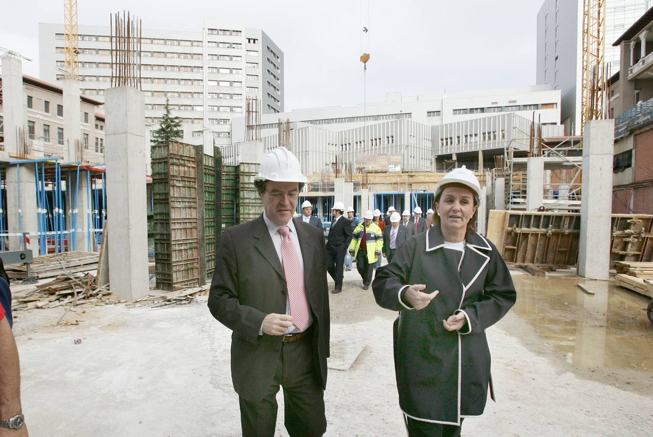 Año 2006. Gorostiaga visita las obras de ampliación del Hospital Marqués de Valdecilla.