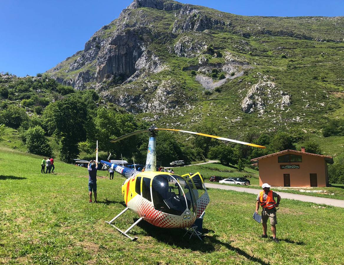 El helicóptero que habitualmente usa el presentador Jesús Calleja sobrevoló este martes varias zonas de Liébana.