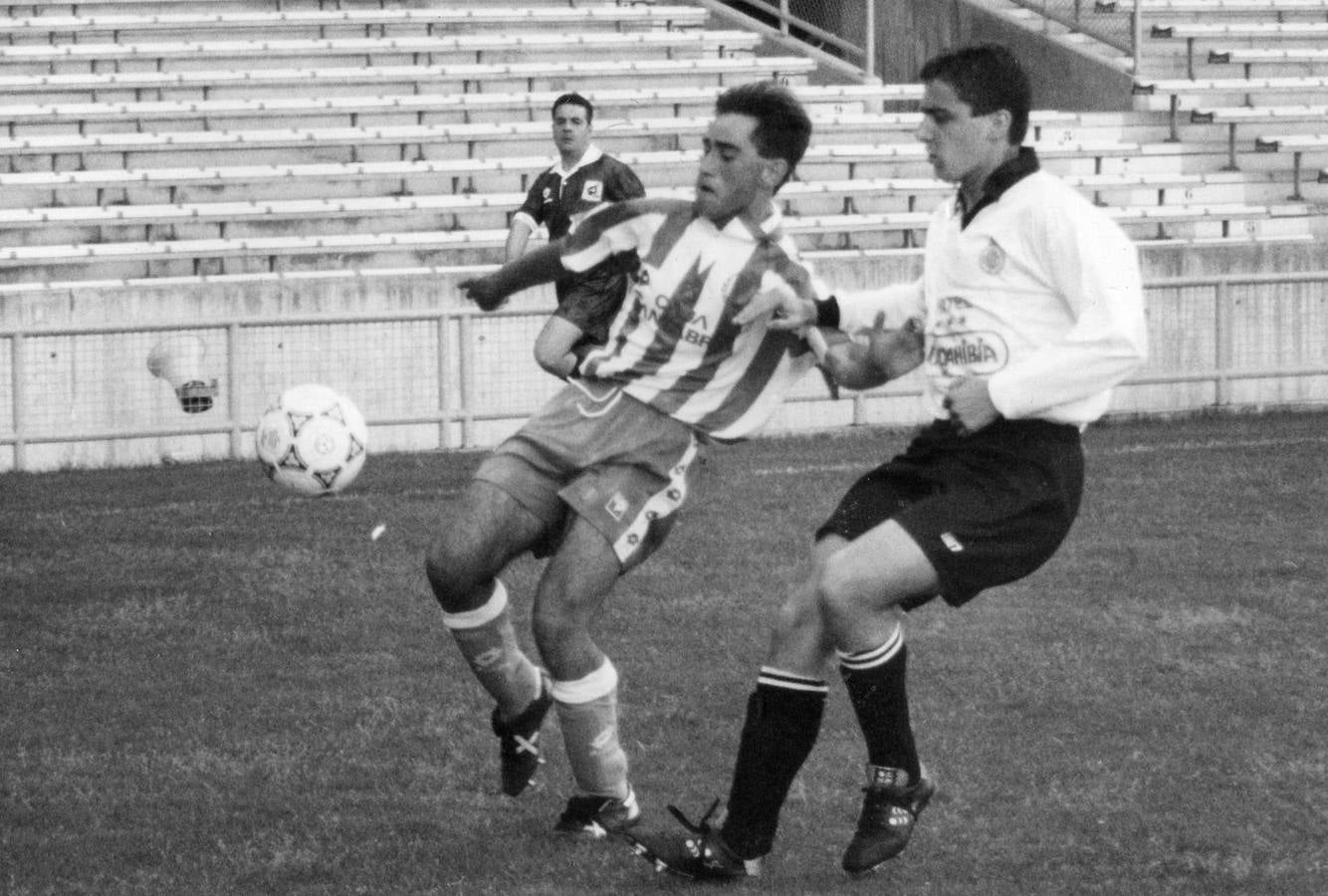 Pepe intenta dominar un balón en un Rayo Cantabria Real Unión.