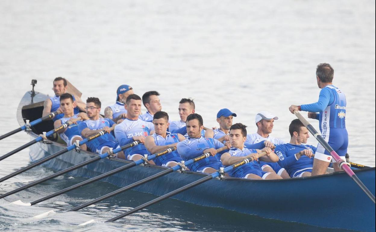 Los remeros de Astillero, durante la última Regata Bansander.