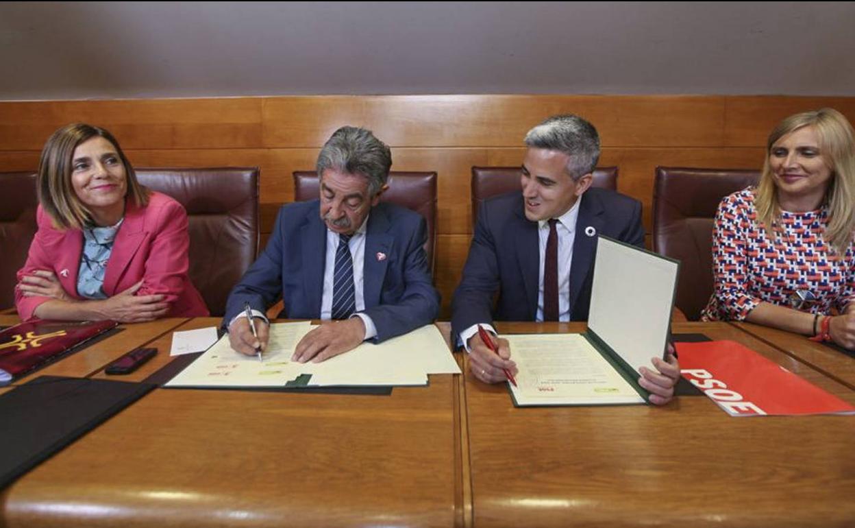 Revilla y Zuloaga, firmando el pacto de Gobierno en la sala de comisiones del Parlamento de Cantabria.