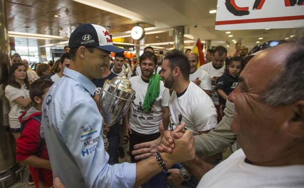 Sordo, con la copa en la mano, saluda a los aficionados que se acercaron para recibirle.