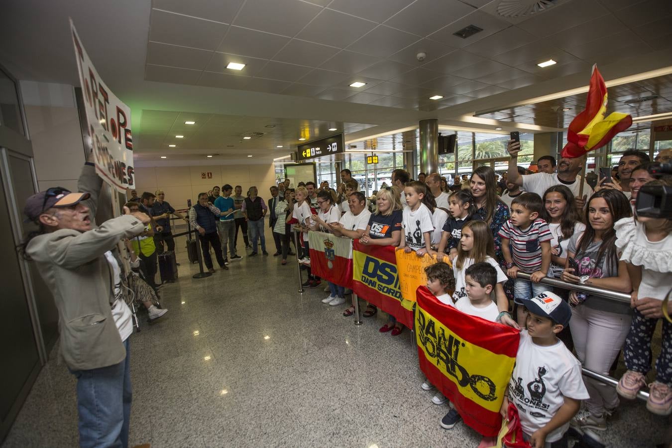 Fotos: Dani Sordo regresa a casa tras su éxito en el Rally de Cerceña