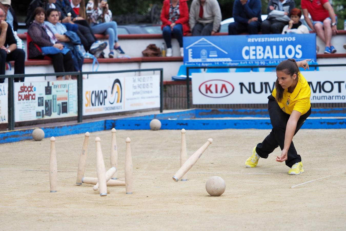 Marta Castillo, al birle durante el concurso de ayer. 