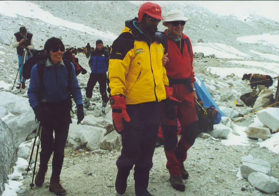 Agustín López, de amarillo en el centro, abandona el campamento base del Cho-Oyu entre alpinistas, tiendas y yaks tras recobrar fuerzas.