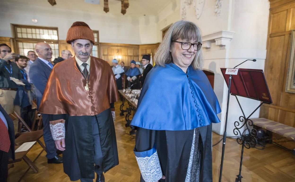 Donna Strickland recibe el Honoris Causa de la UIMP alentando a los estudiantes a no tener miedo a los retos