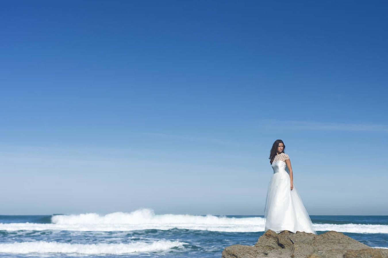 La diseñadora está especializada en crear vestidos de novia e invitada con su toque más personal