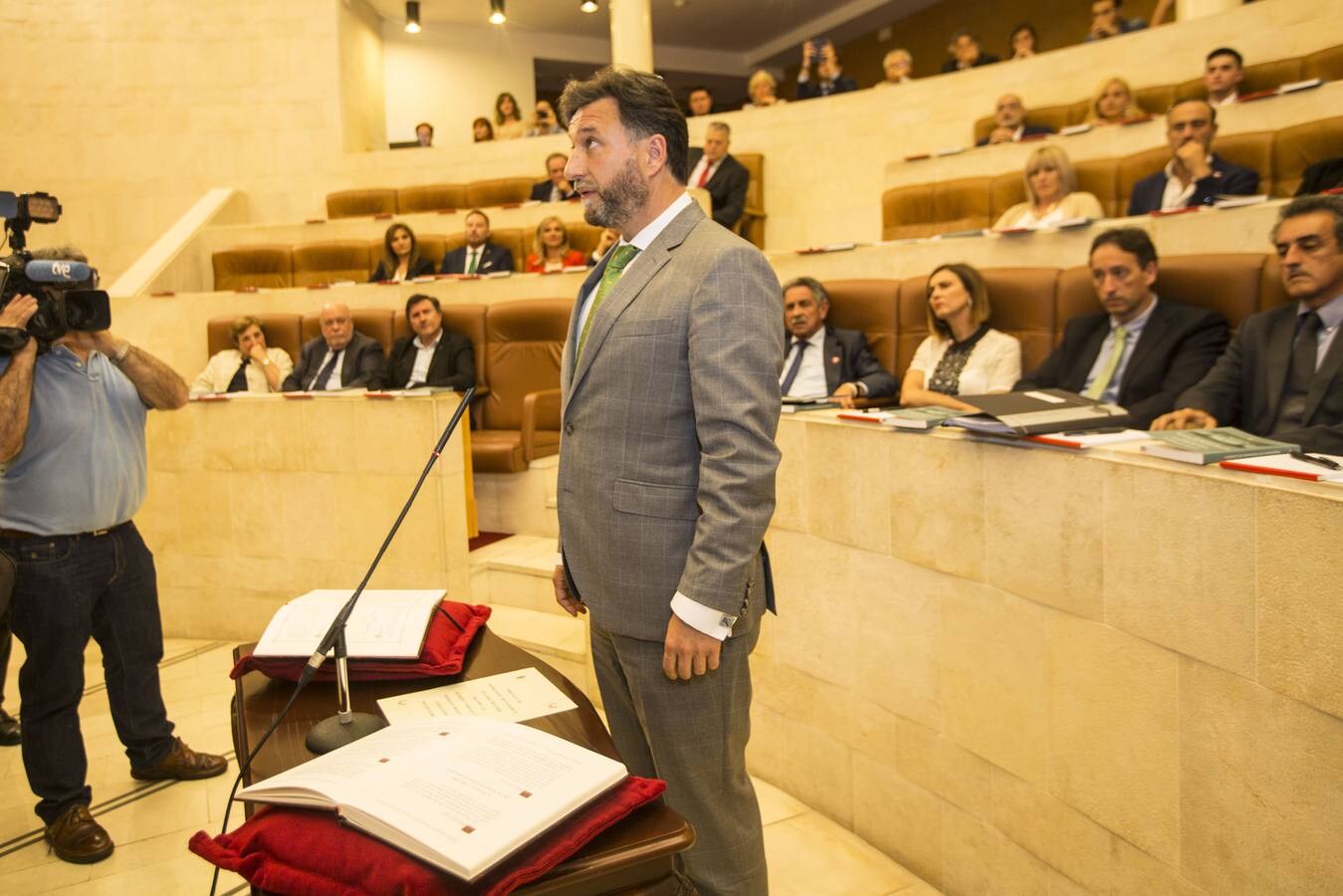 Cristobal Palacio, diputada de Vox, juró defender los intereses de Cantabria y España