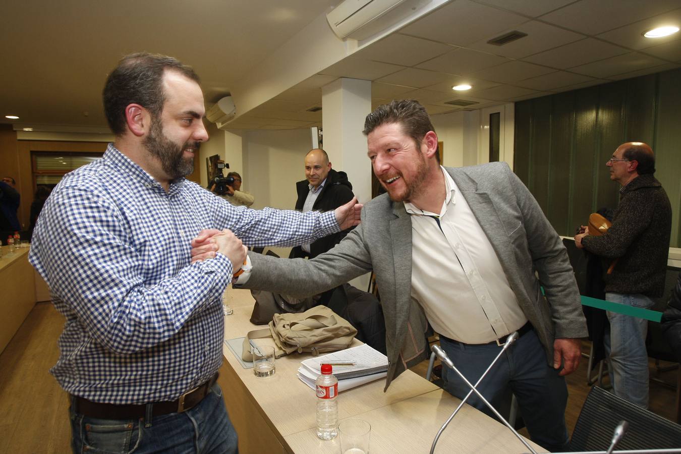 José Otto Oyarbide es felicitado por el concejal del PRC Jesús Sánchez Pérez, tras la aprobación del PGOU de Torrelavega el pasado mes de marzo.