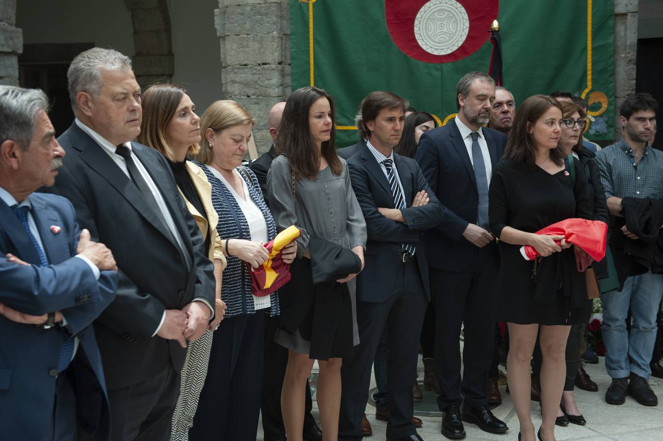 El Parlamento de Cantabria acoge la capilla ardiente del Rafael de la Sierra.